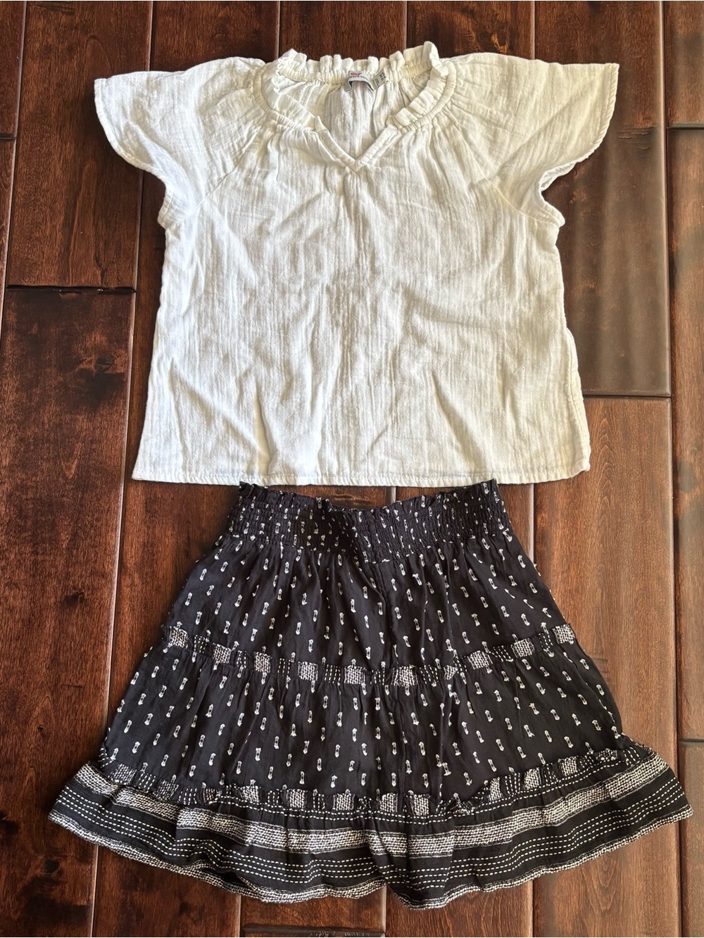Vineyard Vines - Girls White Ruffle-Trim Top and black and white skirt